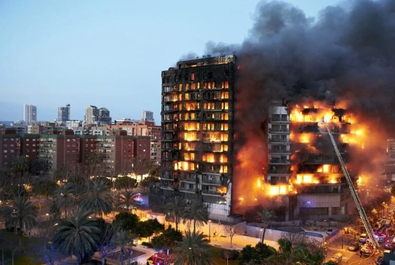 VÍDEO: Fogo engole prédio e deixa mortos e desaparecidos na Espanha