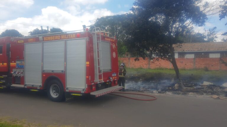 CANOAS: Bombeiros combatem fogo em terreno ao lado de residências