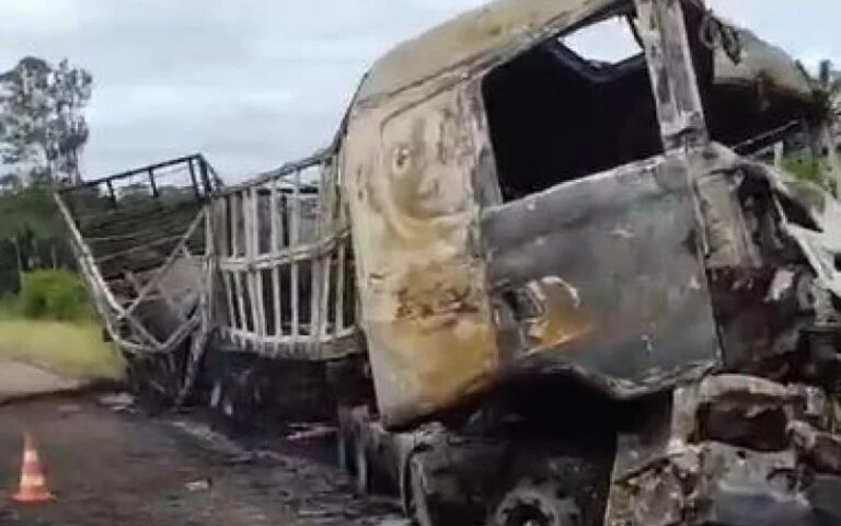 ACIDENTE DE TRÂNSITO: Homem morre após colisão com caminhão; Ele morreu carbonizado