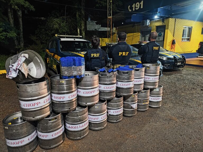 BR-386: Caminhoneiro é preso transportando quase meia tonelada de maconha em barris de chopp