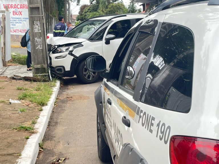 CANOAS: Motorista é socorrida pelo SAMU após colisão entre dois carros; Um dos veículos atingiu um poste