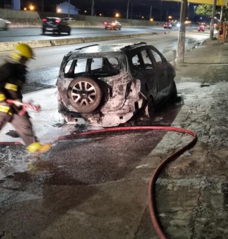 CANOAS: Vídeo mostra caminhonete sendo destruída por incêndio