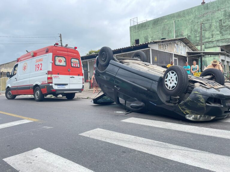 CANOAS: Motorista é levado para hospital após carro capotar