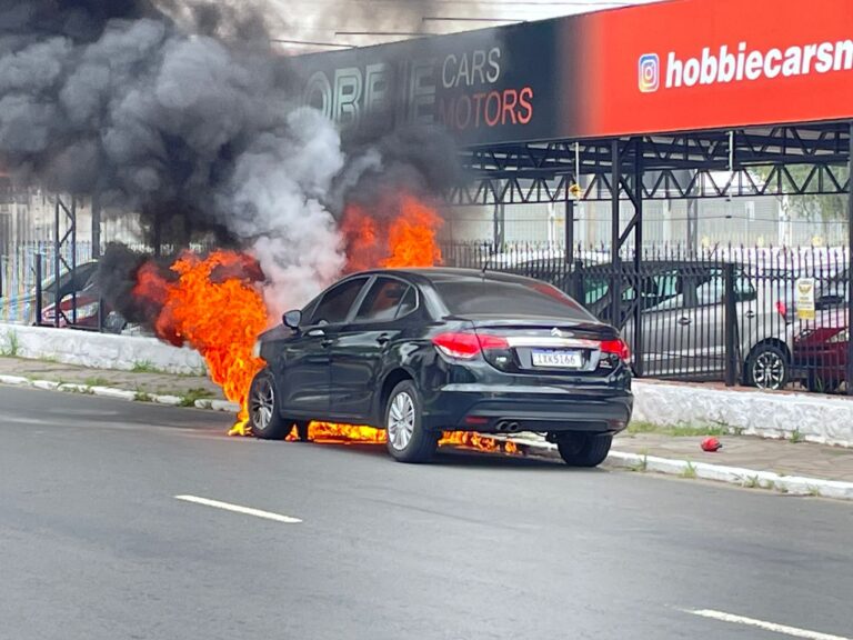 CANOAS: Vídeo mostra fogo destruindo veículo