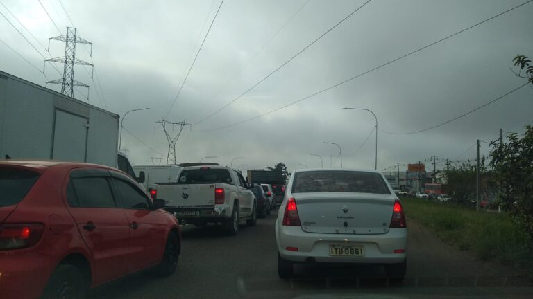NOVA SANTA RITA: Acidente causa bloqueio total e grande congestionamento na BR-386