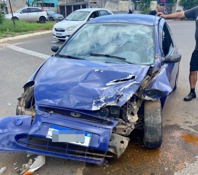 CANOAS: Carro fica destruído após colisão com caminhão