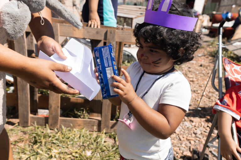 CANOAS: Crianças do programa Primeira Infância Melhor recebem chocolates de Páscoa