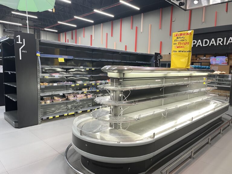 CANOAS: Antes de fechar, Asun no Centro tem prateleiras vazias e descontos em produtos