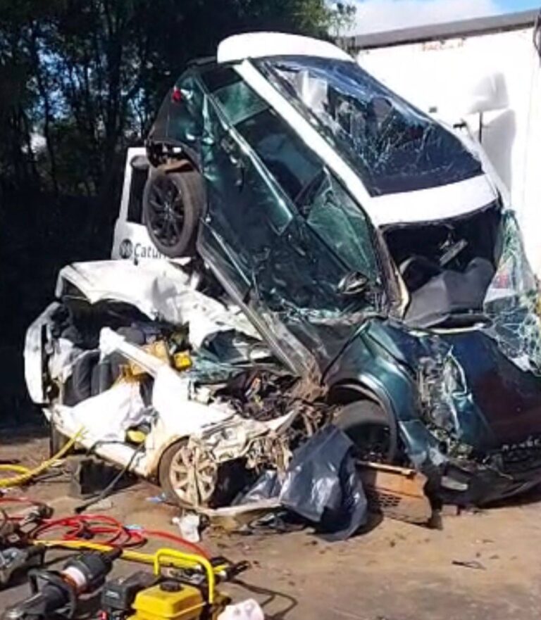 ACIDENTE DE TRÂNSITO: Motorista fica preso nas ferragens após colisão entre quatro carros