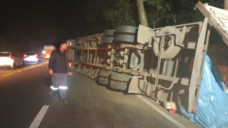 DE CANOAS: Caminhão tomba durante viagem; Saiba como ficou o motorista