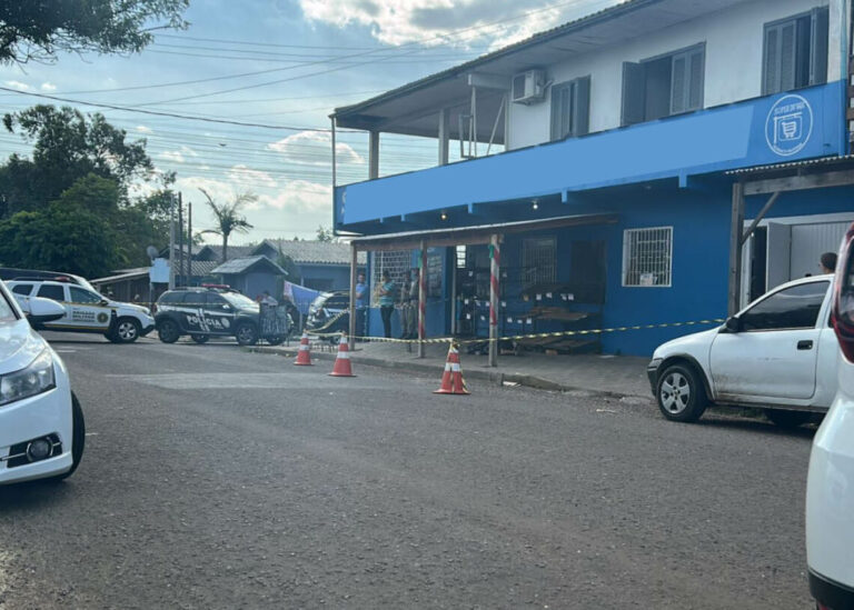POLÍCIA: Homem é morto a tiros na frente de minimercado