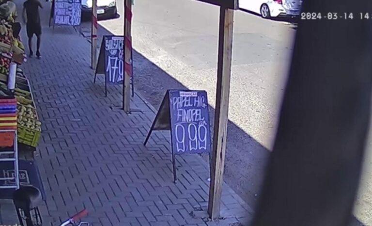 VÍDEO: Homem é morto a tiros na frente de minimercado; Câmera flagrou o crime