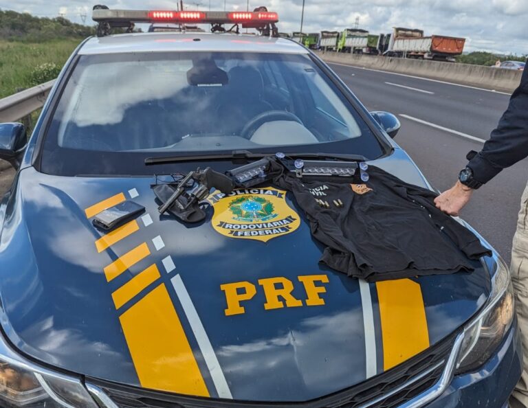 CANOAS: Integrantes de facção criminosa são presos com jipe roubado, arma e camiseta imitando uniforme da polícia