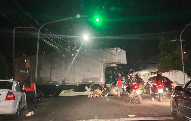 CANOAS: Ciclista fica gravemente ferido em acidente com caminhão