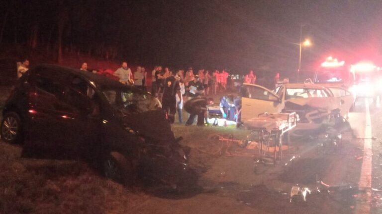 BR-116: Idosa morre em grave acidente entre dois carros e um caminhão