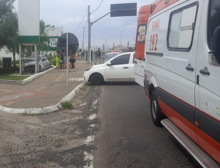 CANOAS: Criança fica ferida em acidente entre dois carros na BR-116