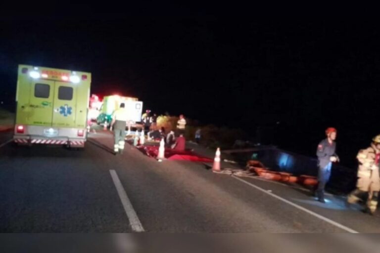 BR-116: Duas mulheres morrem após ônibus tombar em acidente