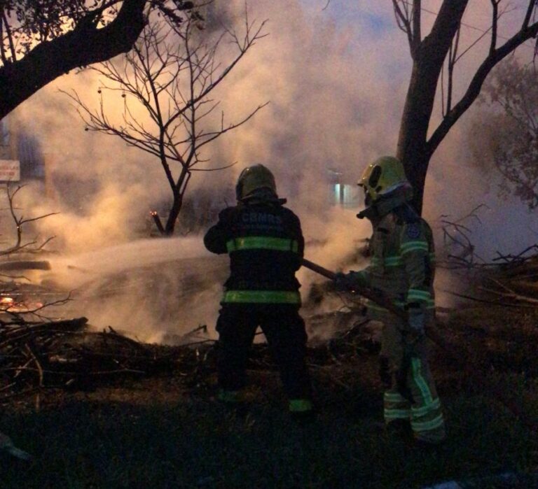 CANOAS: Fogo em terreno atinge fios e deixa moradores sem internet