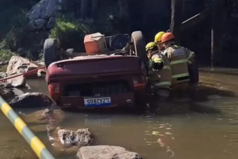 ACIDENTE DE TRÂNSITO: Casal morre após veículo cair de ponte e capotar em acidente