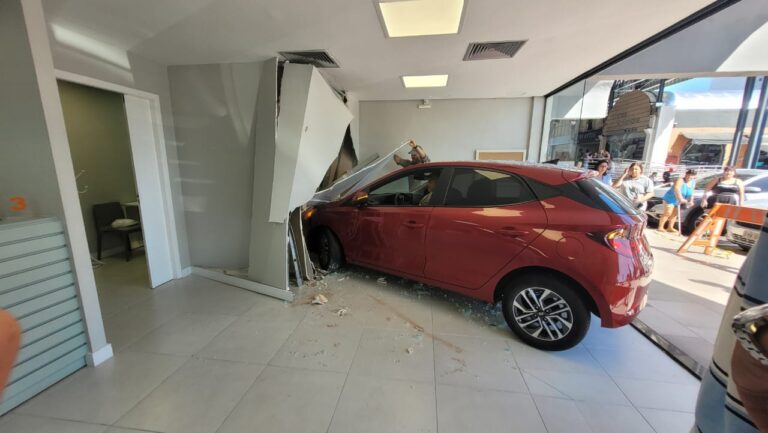 CANOAS: Homem é levado para hospital após carro invadir laboratório de exames