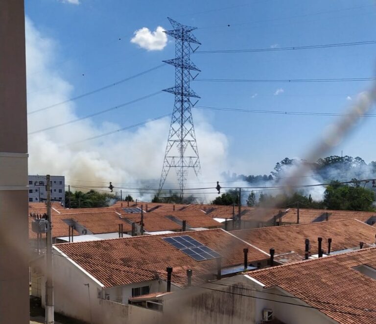 CANOAS: Bombeiros combatem incêndio em terreno; Fumaça pode ser vista de longe