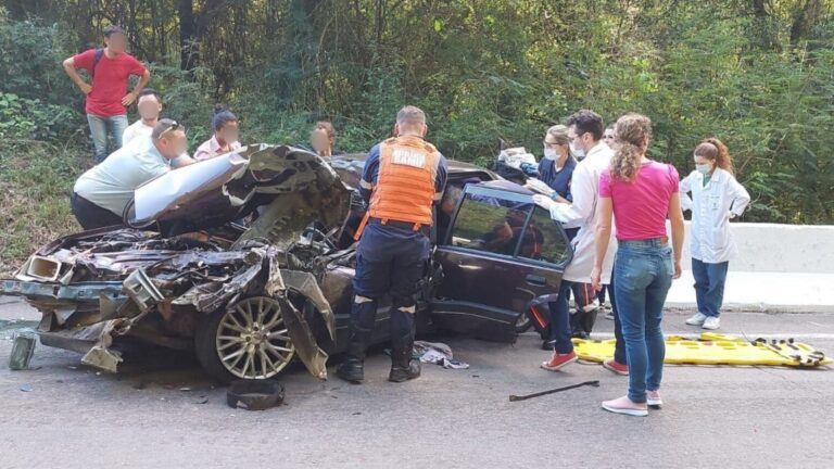 BR-116: Acidente envolvendo um ônibus e dois carros deixa homem gravemente ferido