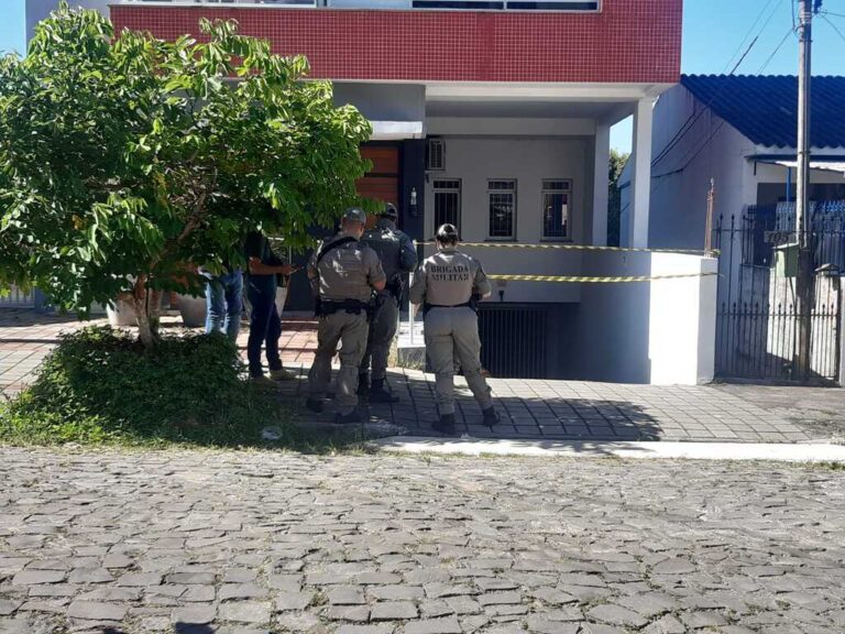 POLÍCIA: Homem de 63 anos é encontrado morto na frente de prédio