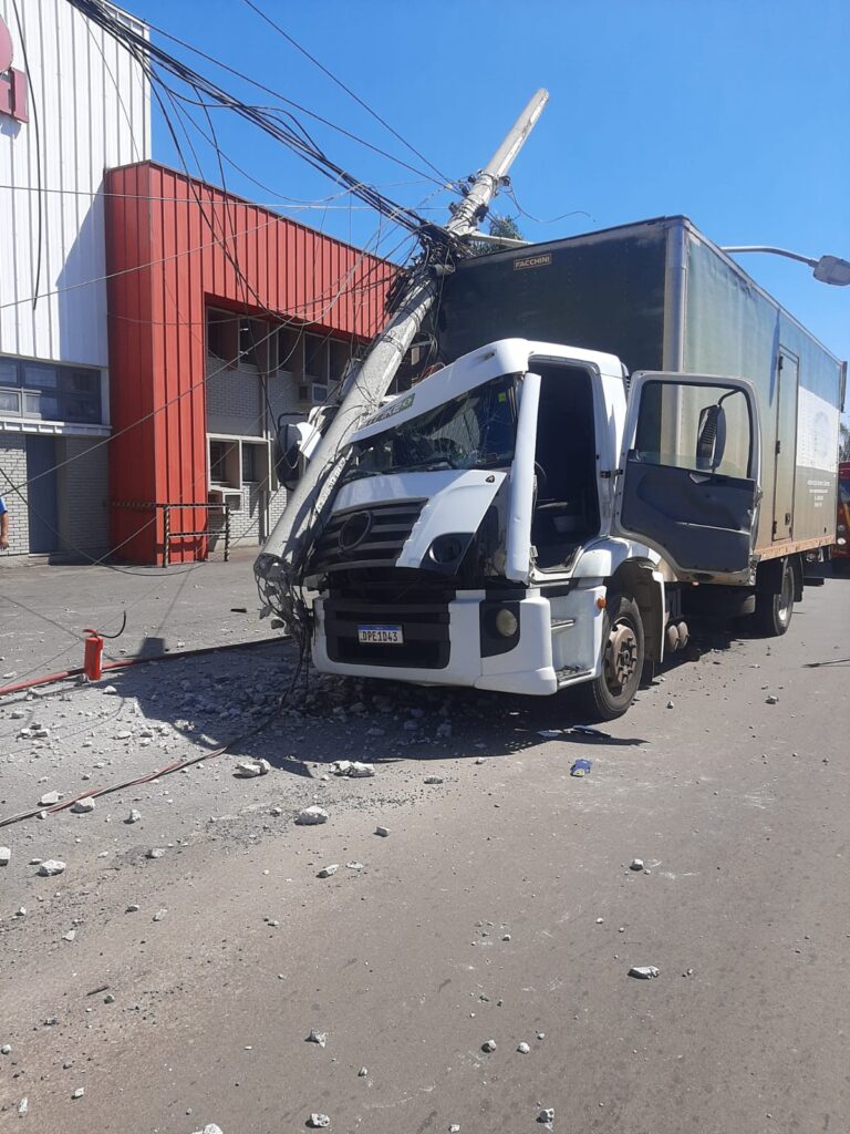 CANOAS: Motorista é internado em hospital após caminhão bater em poste