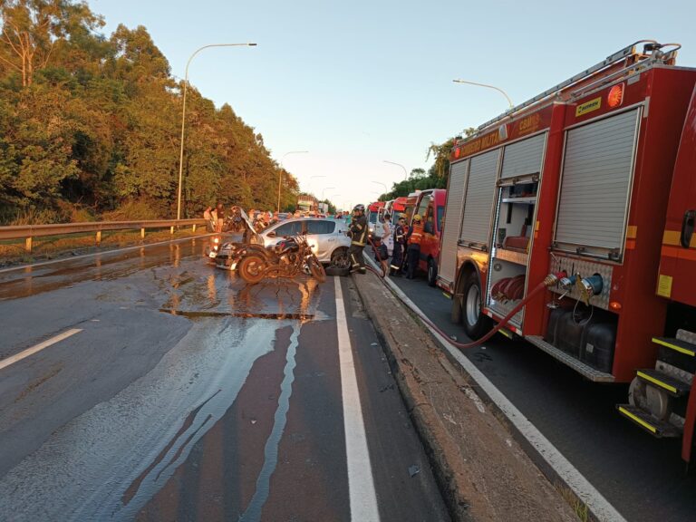 NOVA SANTA RITA: O que se sabe sobre o acidente entre carros e moto que deixou duas pessoas gravemente feridas na BR-386?