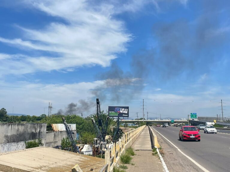 CANOAS: Fumaça de incêndio de grandes proporções chama atenção de moradores nas redes sociais