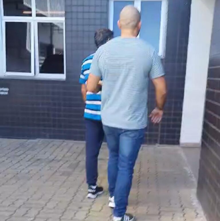 CANOAS: Homem suspeito de estuprar afilhada autista de 10 anos é preso pela Polícia Civil