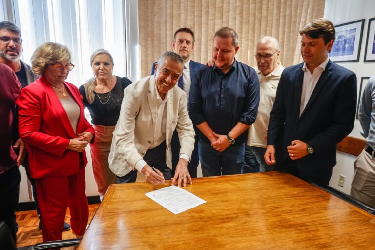 CANOAS: Após convite, Nedy assina filiação ao PP