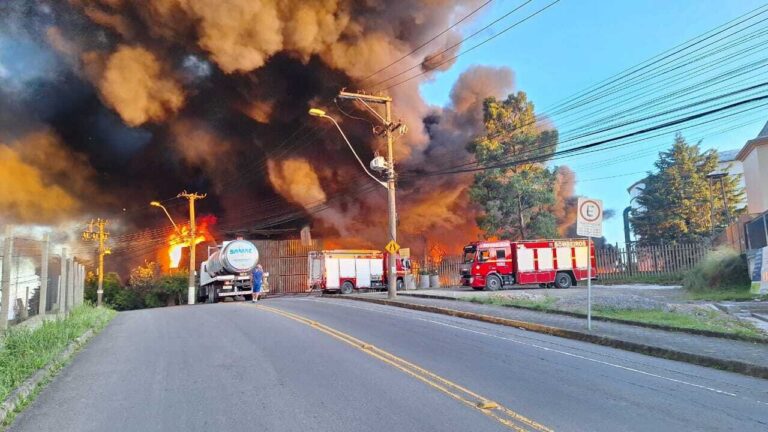 Empresa de Canoas tem filial destruída por incêndio em Caxias do Sul