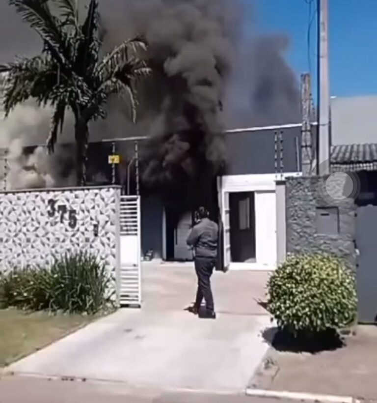 CANOAS: Bombeiros combatem fogo em residência