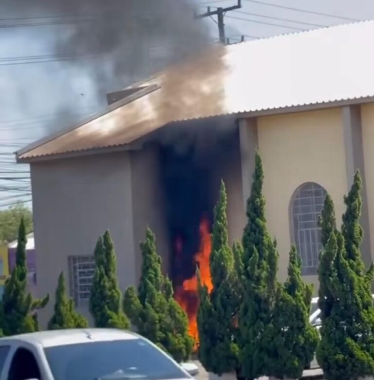CANOAS: Incêndio ao lado de igreja assusta pedestres