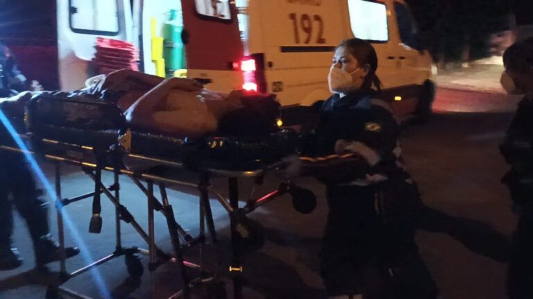 POLÍCIA: Homem é encontrado com diversos golpes de faca na rua