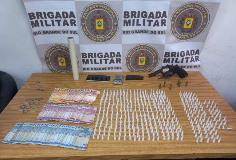 CANOAS: Traficantes são presos com armas e drogas; Eles estavam com mais de 400 pinos de cocaína