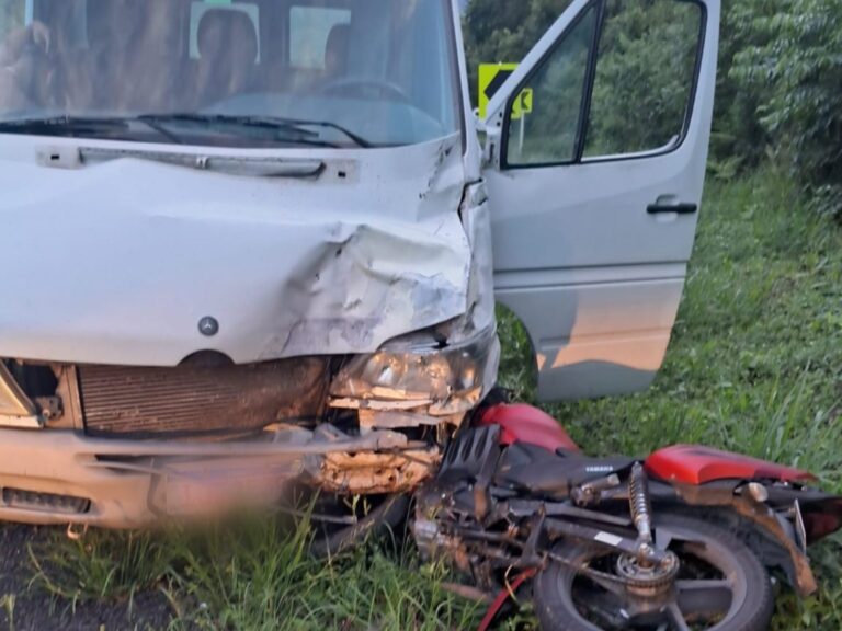 MORTE NO TRÂNSITO: Motociclista morre após colisão com kombi e van