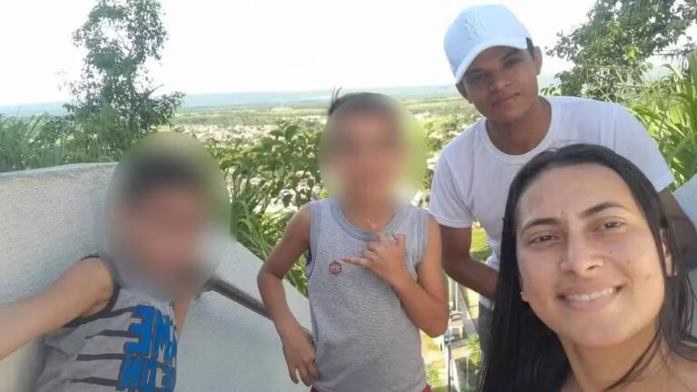 FEMINICÍDIO: Homem mata esposa e tranca filhos com o corpo
