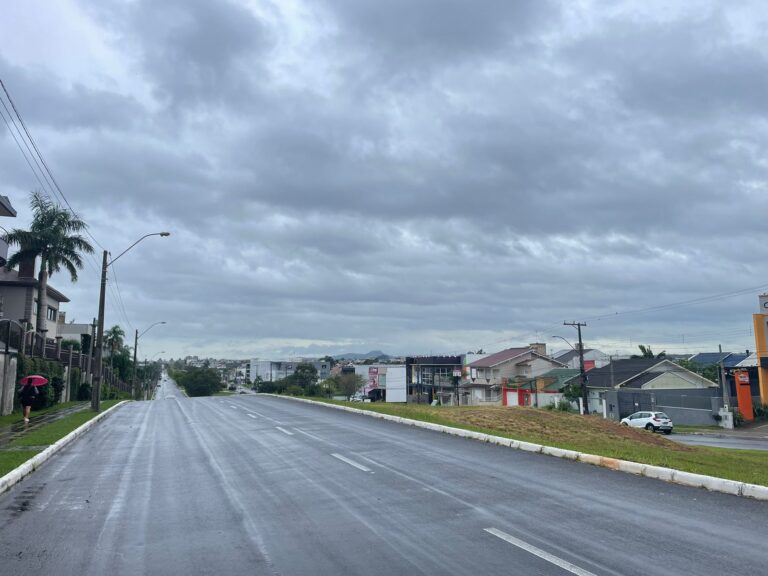 CANOAS: Moradores relatam falta de luz após temporal; Ventos chegaram a 60km/h