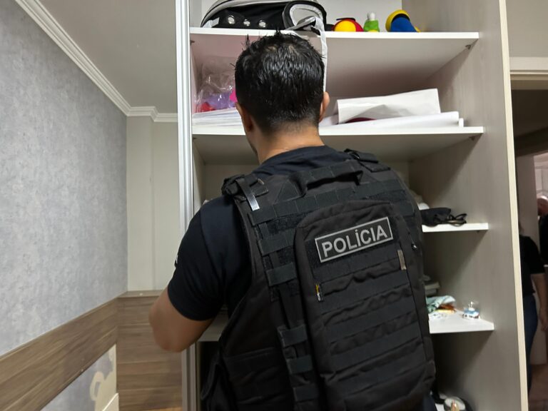 POLÍCIA: Traficantes que fazem tele-entrega de drogas e lavavam dinheiro usando barbearias são alvos de operação da Polícia Civil