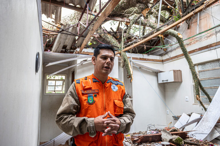 CANOAS: Velocidade do vento chegou a 89km/h; Árvores caíram sobre telhados de duas residências