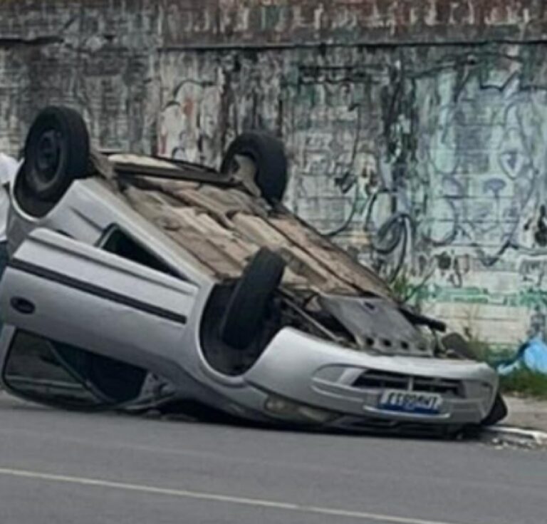 CANOAS: Carro capota em acidente