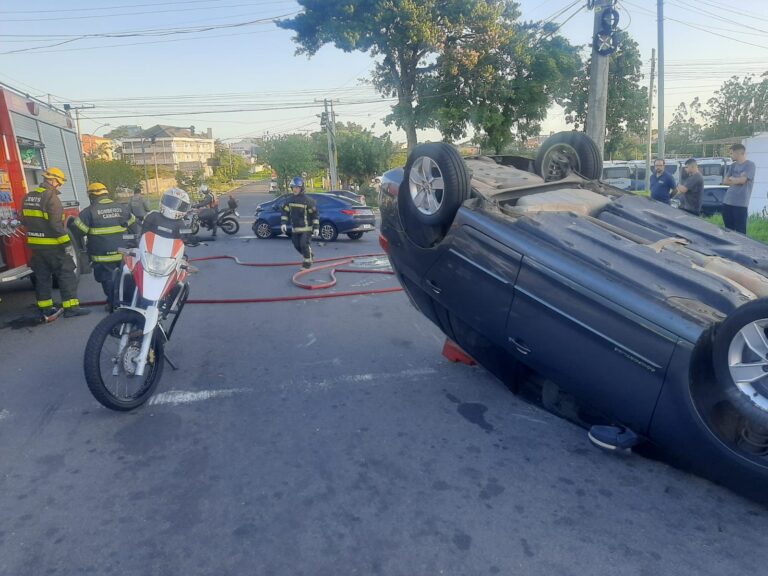 CANOAS: Grave acidente mobiliza Brigada Militar, Corpo de Bombeiros e SAMU; Um dos veículos capotou