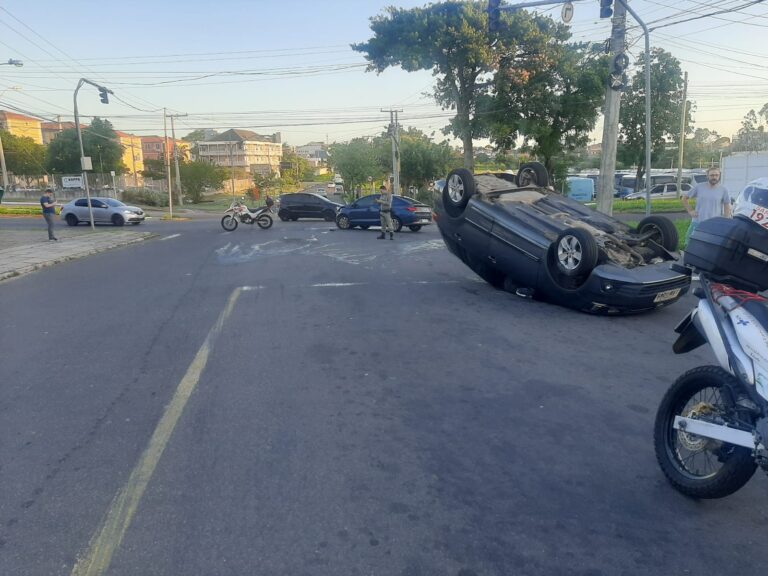 CANOAS: Feridos em grave acidente de trânsito são levados para hospital