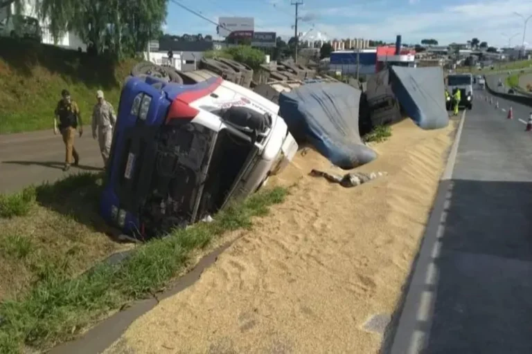 POLÍCIA: Caminhão tomba em cima de carro e mata três pessoas