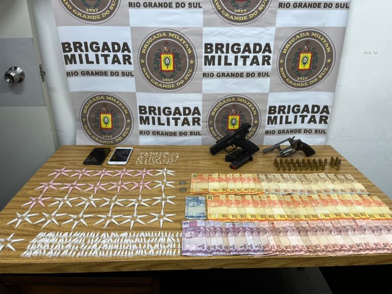 CANOAS: Criminosos são presos com duas armas, porções de cocaína, crack e dinheiro