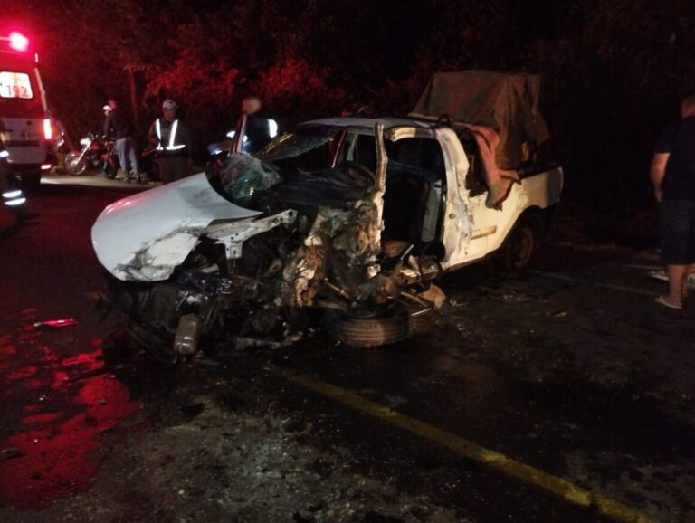 ACIDENTE DE TRÂNSITO: Homem fica ferido após acidente entre caminhonete e dois caminhões