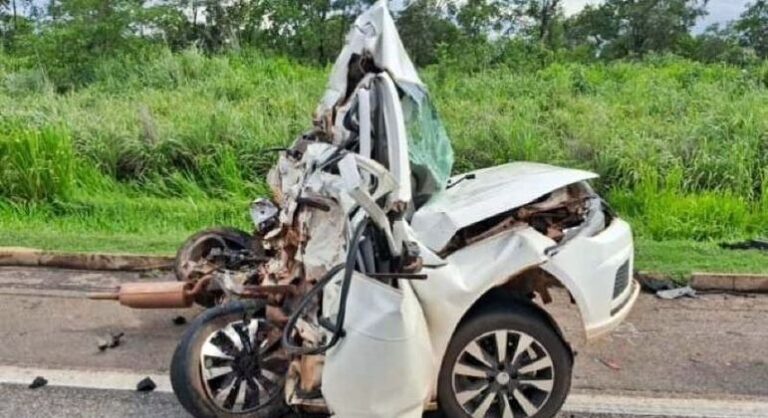 ACIDENTE DE TRÂNSITO: Motorista morre em colisão entre carro e caminhão