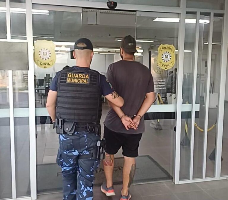 CANOAS: Criminoso é preso após agredir e assaltar pedestre em praça